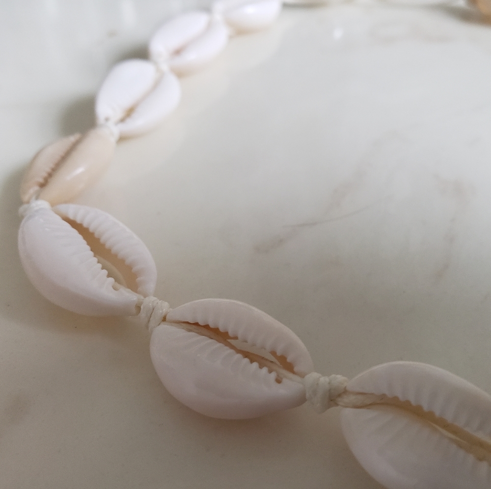 Cowrie shell necklace - Picture 2 of 3